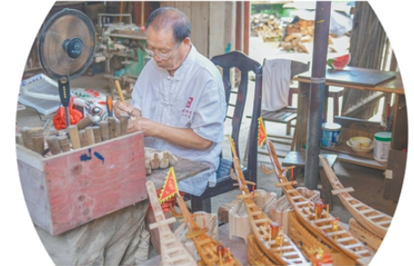 七旬老匠人巧手雕出“龙船崽崽”
