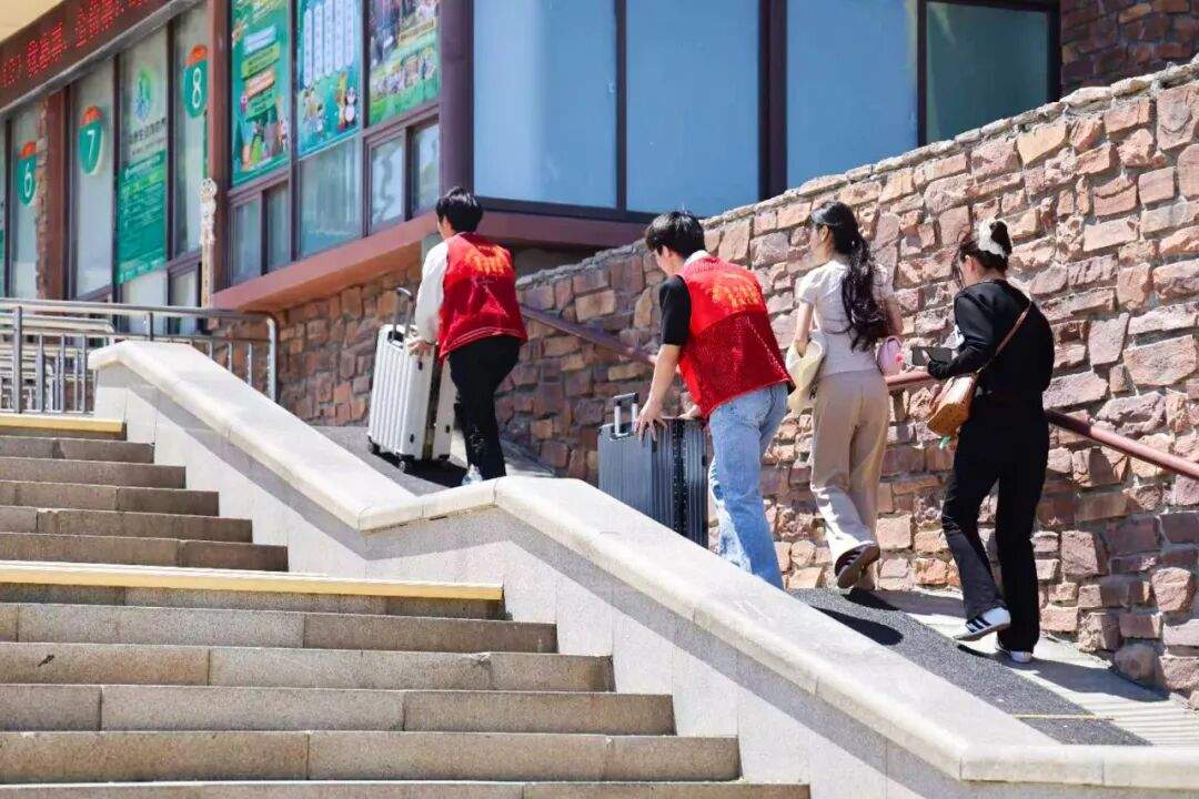 当“五一”遇“五四”，泉城青年志愿者以志愿践初心，用服务暖全城