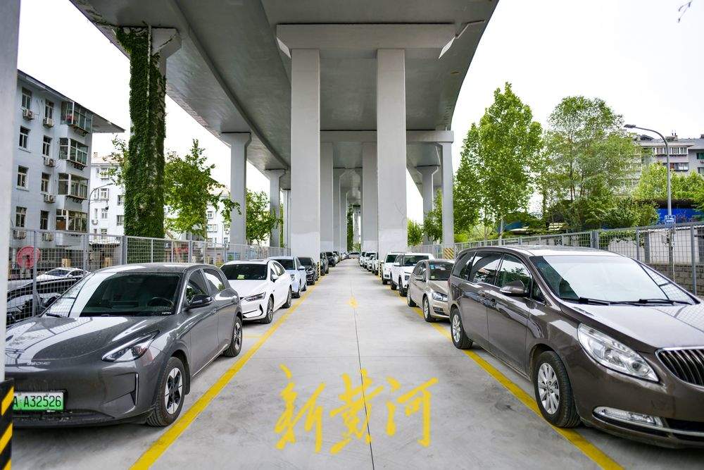 高架下空间功能变更 绿化带改为停车场