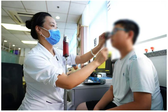 开学前眼科门诊患儿扎堆儿，暑期“宅家”催生了不少“小眼镜”
