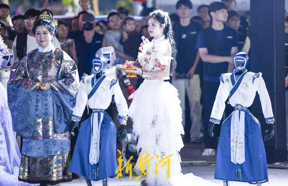 济南：中秋拜月大典融入科技元素 智能机器人穿汉服拜月