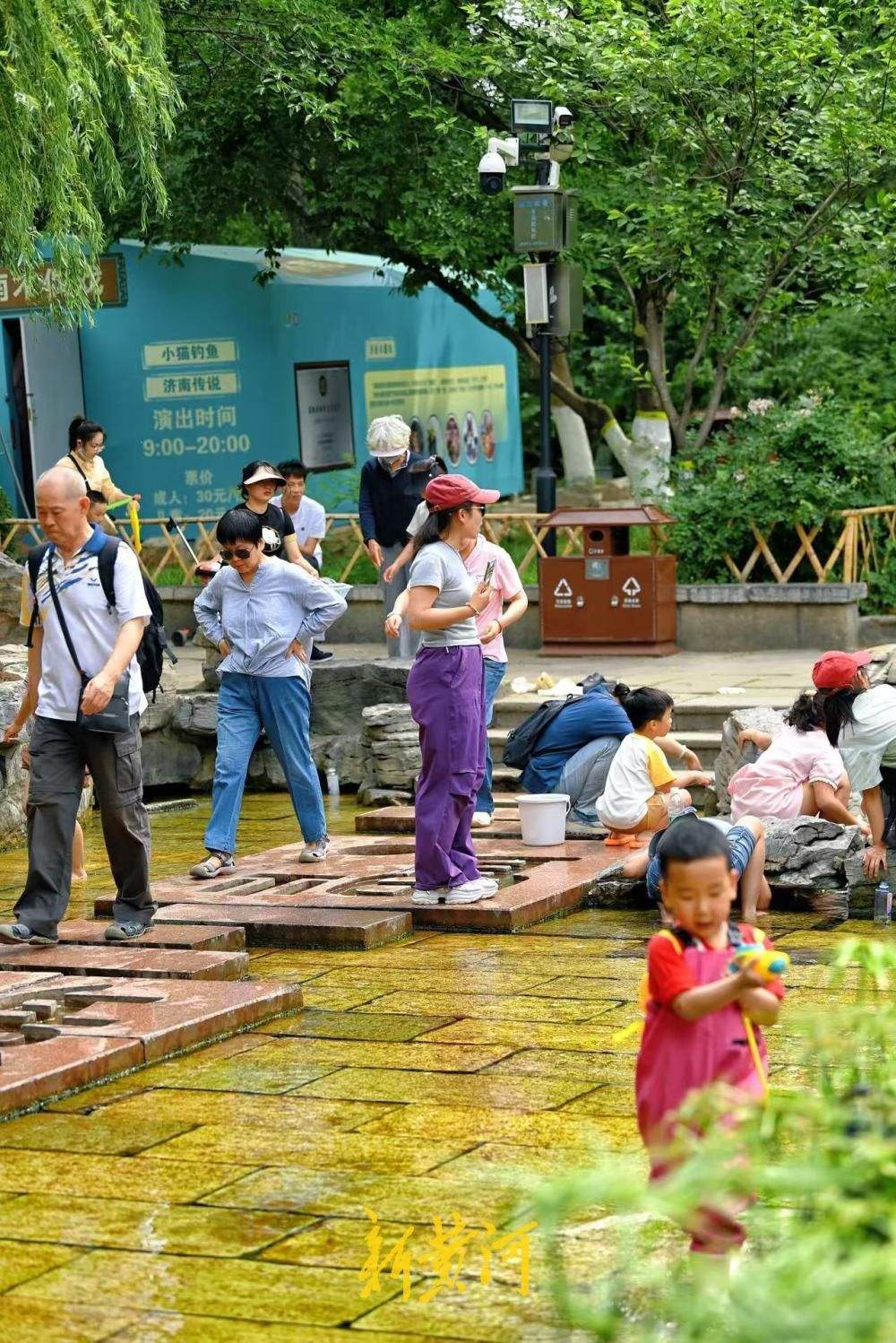 一年四季 泉在济南丨五龙潭泉畔漾凉意，孩童戏水显童真