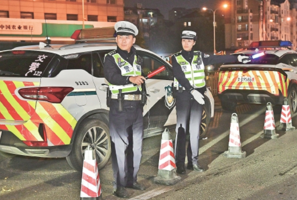 金秋亮剑 守护万家灯火——济南交警纵深推进秋冬季交通安全百日攻坚行动