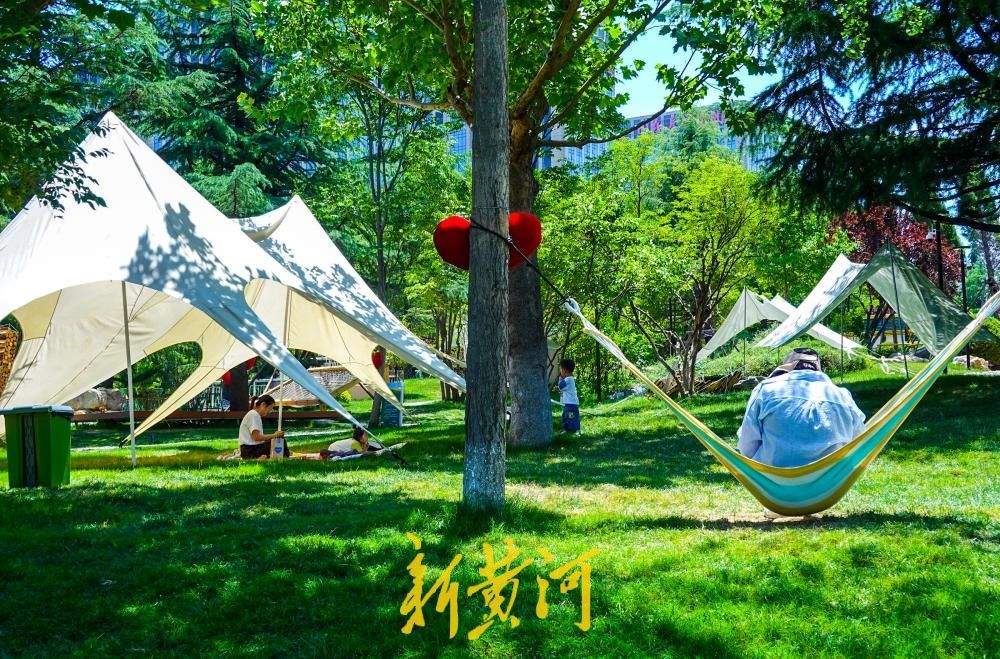 奥体网球馆旁景观焕新升级 单一绿地变身济南全龄“微景区”