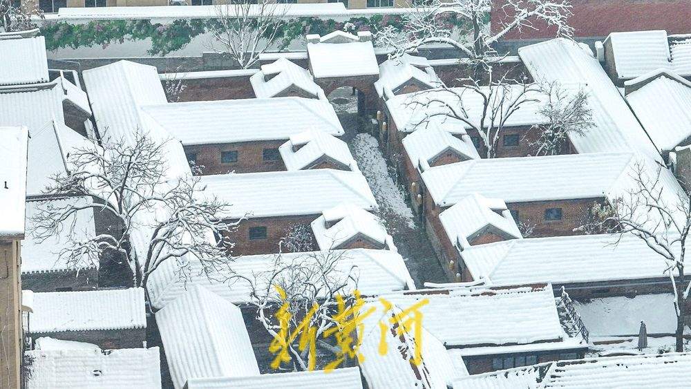 济南百年老街迎初雪 青砖红瓦披银装