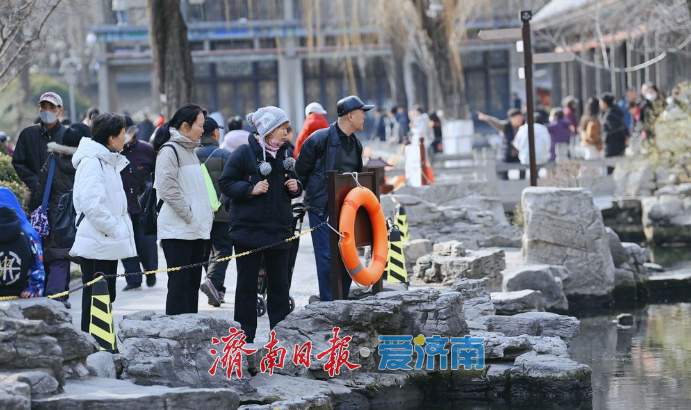 济南五龙潭公园春意盎然，处处有生机