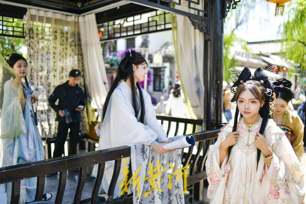 一年四季 泉在济南｜入乡随“服”，游客身着汉服沉浸式感受泉城人家文化韵味