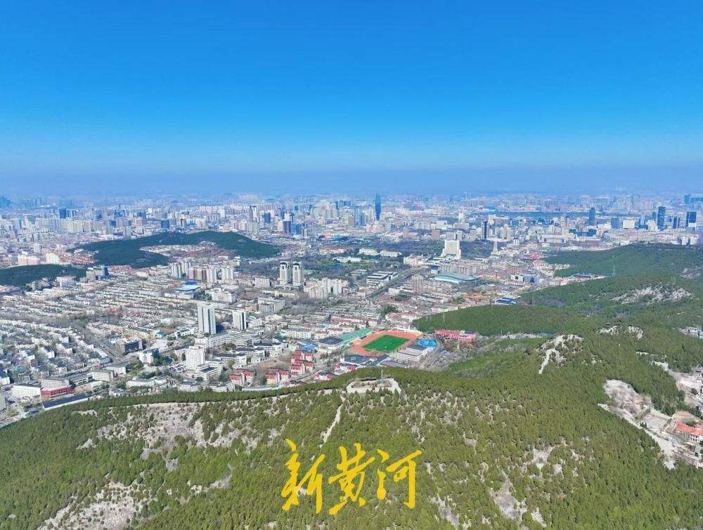 青山高楼映蓝天 “泉城蓝”下好春光