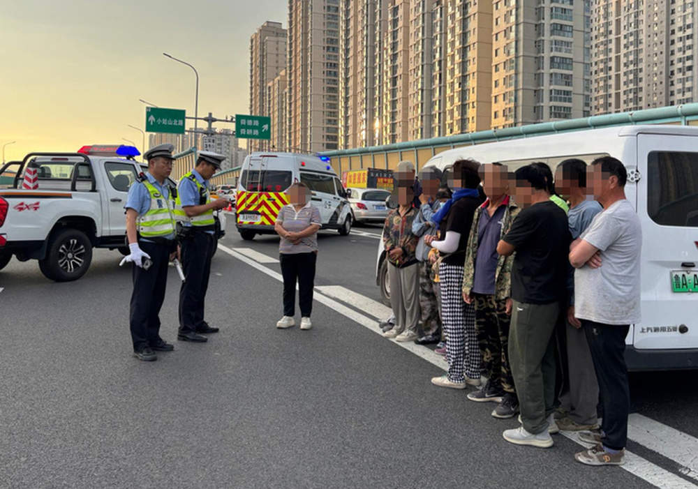核载9人实载13人，济南一驾驶人超员载客被查
