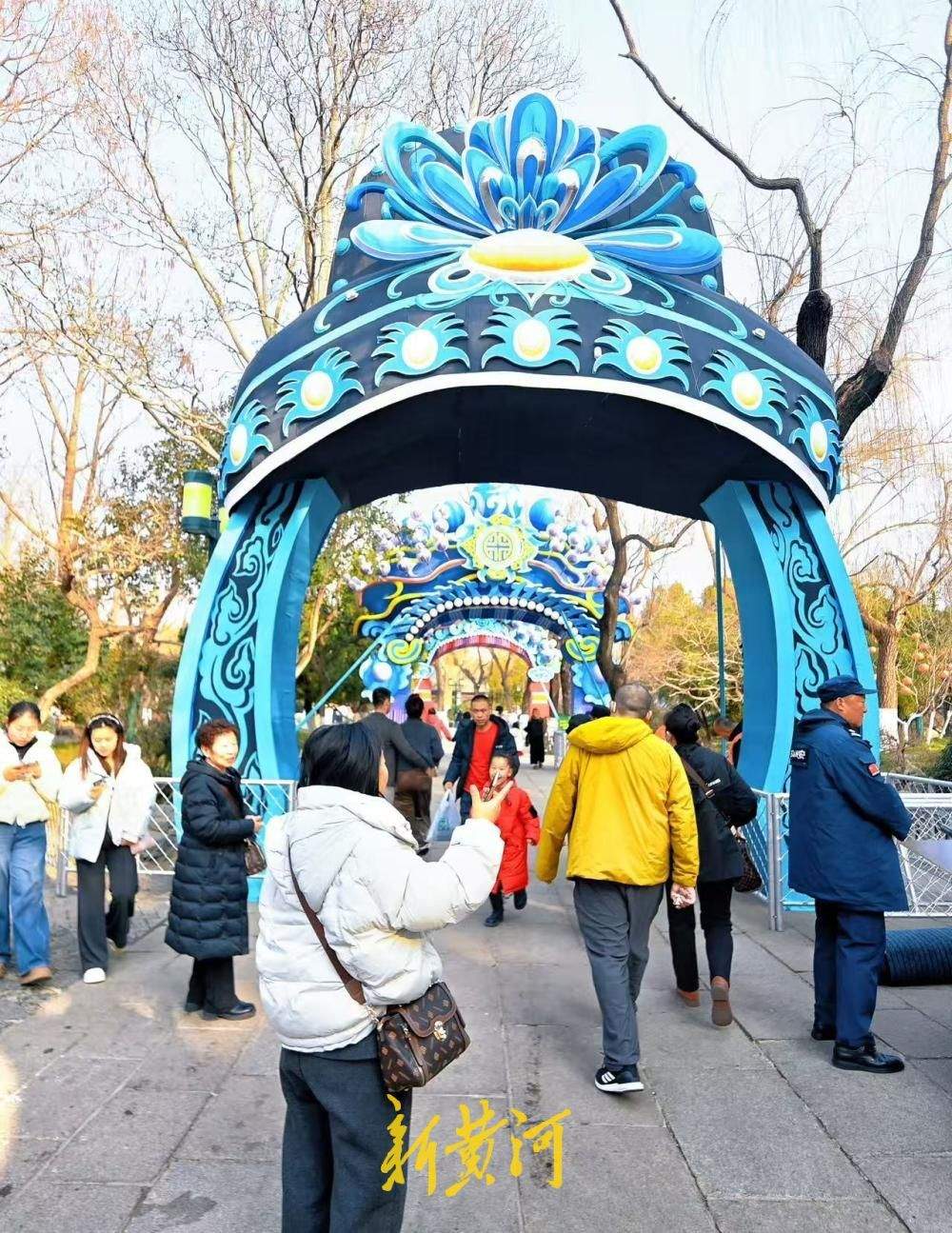 非遗现身天下第一泉迎春花灯会，《吕剧灯廊》灯组引游客驻足欣赏