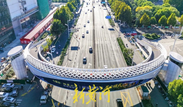 济南新建过街天桥雏形初现 “新月”造型横跨工业南路