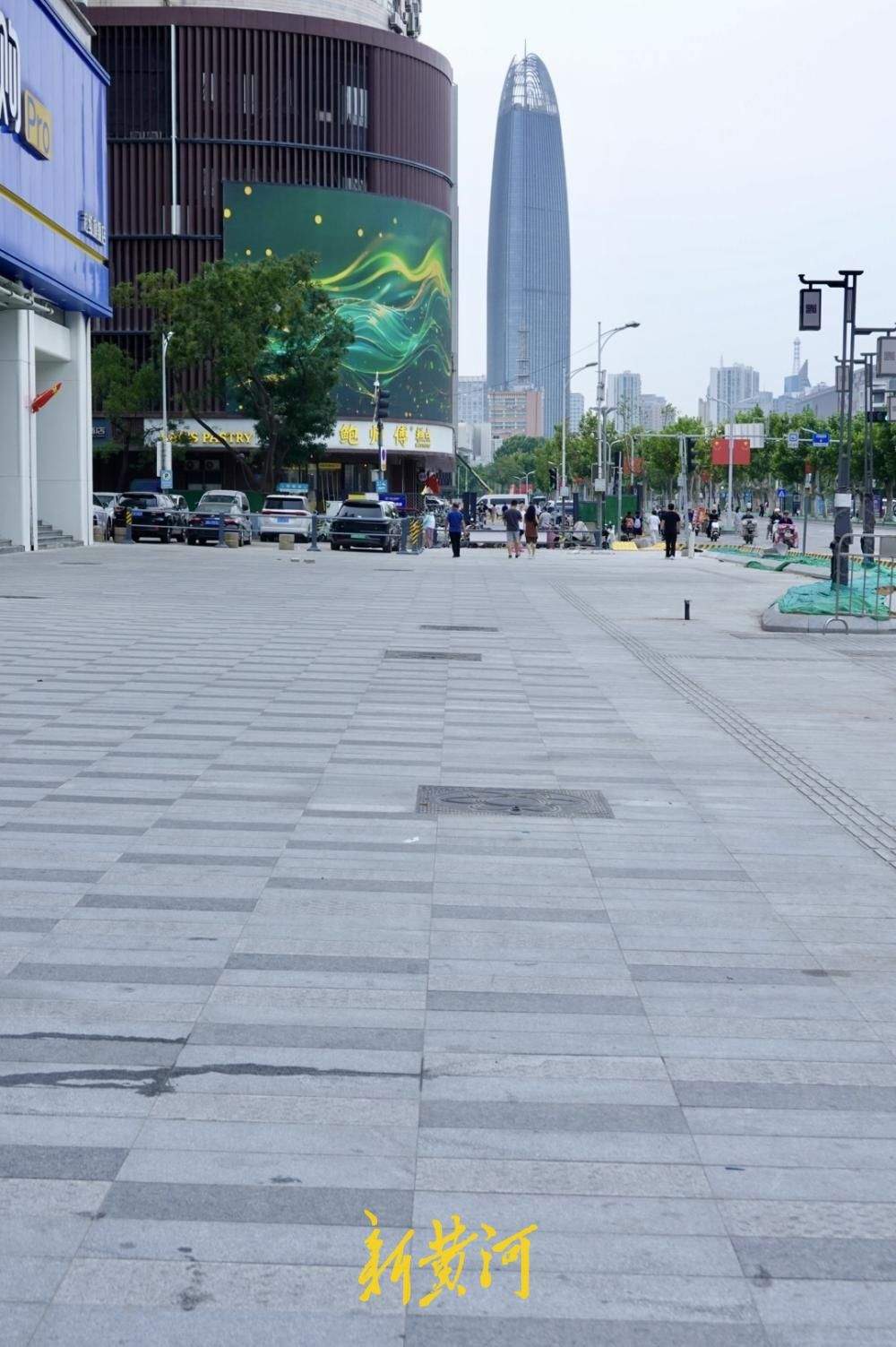 拆围挡迎国庆假期，济南泉城路人行道改造加速推进