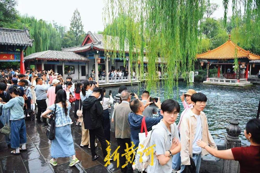 中秋济南赏泉正当时 趵突泉游人如织享佳节