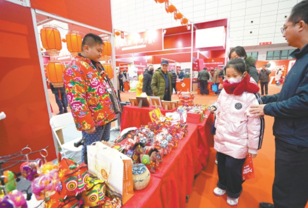 新春走基层丨非遗文创走俏年货会