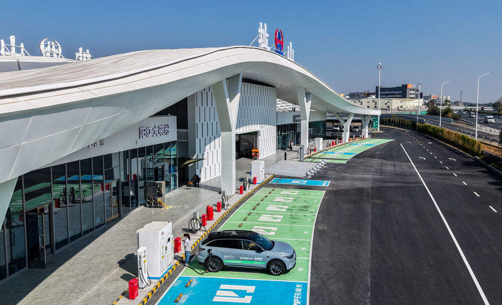 缓解“里程焦虑”！电动汽车充电设施将“三年倍增”