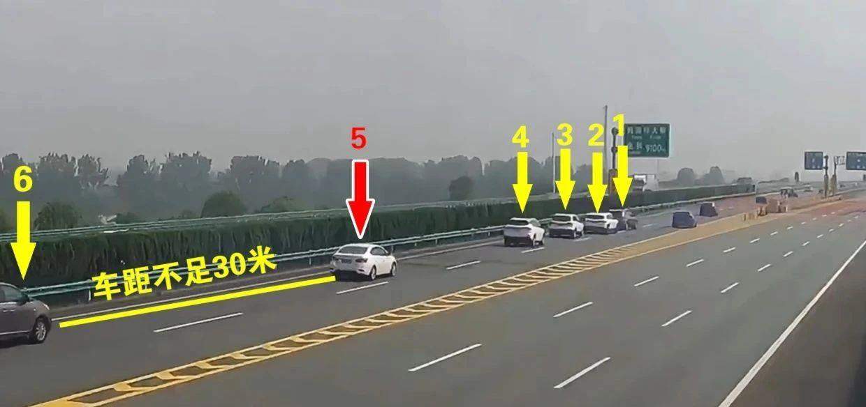 “停一下就改道”致三车追尾 高速公路行驶记住这2个距离