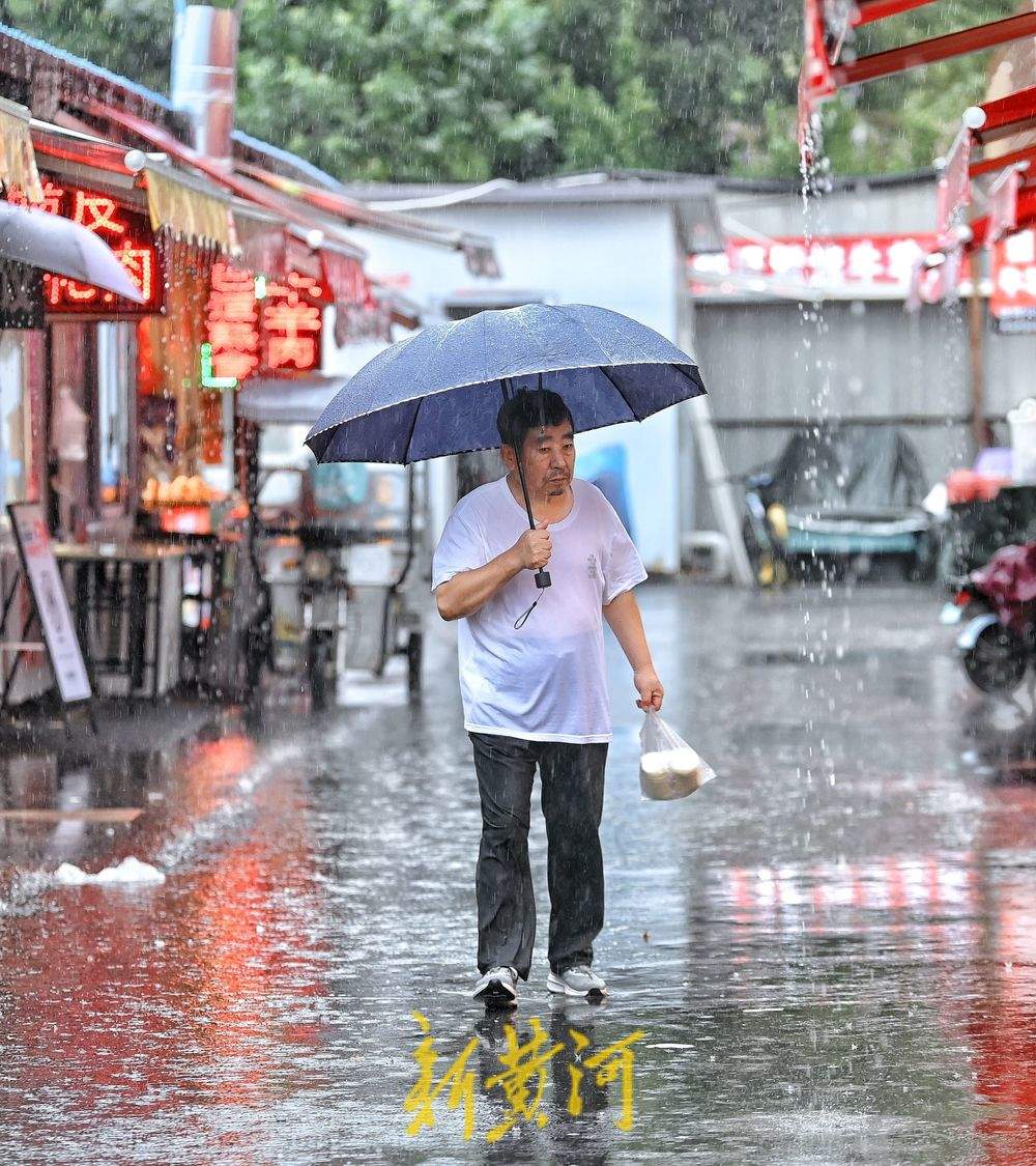 泉城迎秋雨 傍晚的农贸市场烟火气不熄