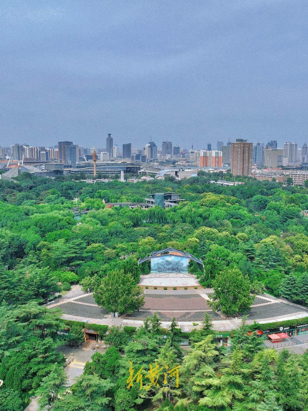 泉城公园里清爽怡人，泉城秋色画卷徐徐展开