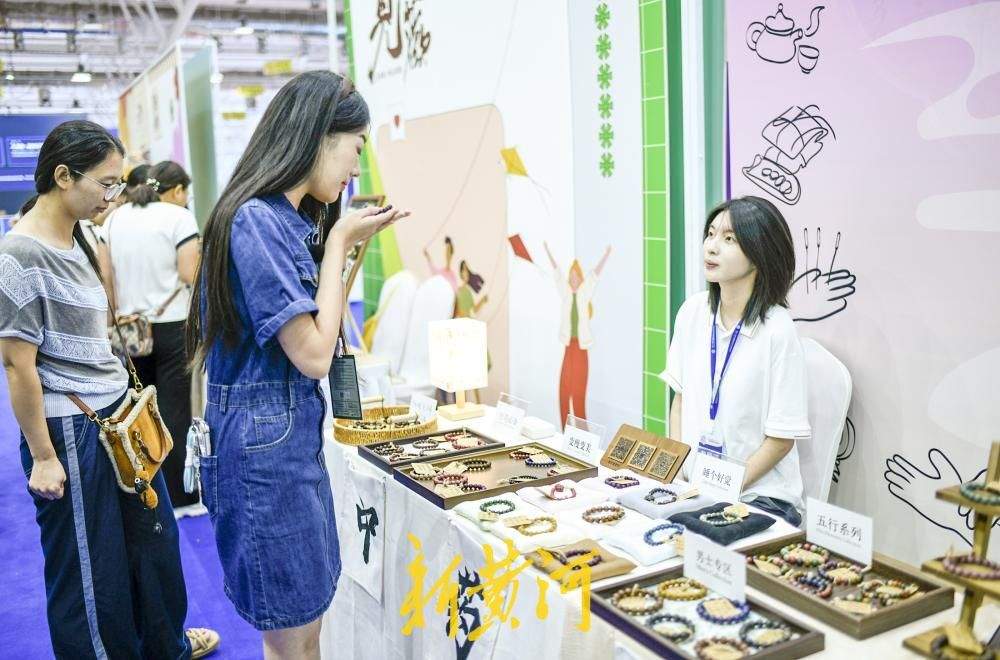 从老字号美食到高校工业设计 烟火济南市集为数博会添“文化味”