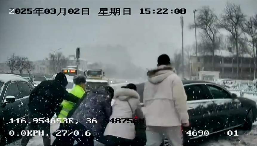 更多公交“推车侠”现身 他们是这座城最温暖的底色