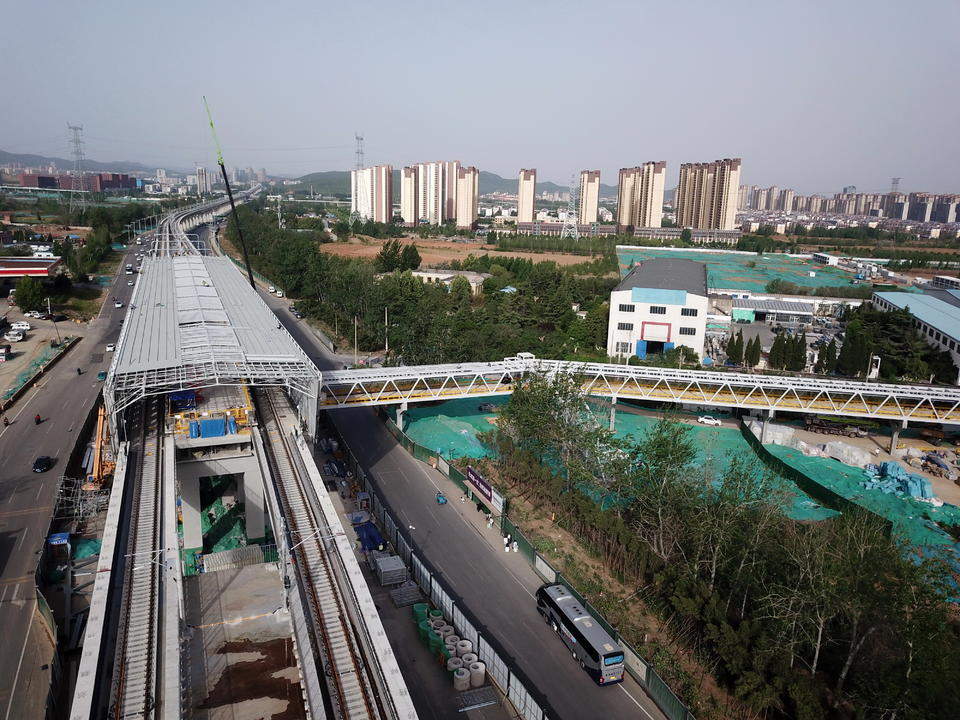 济南轨道交通8号线山东职业学院站站房建成，与云巴“无缝衔接”