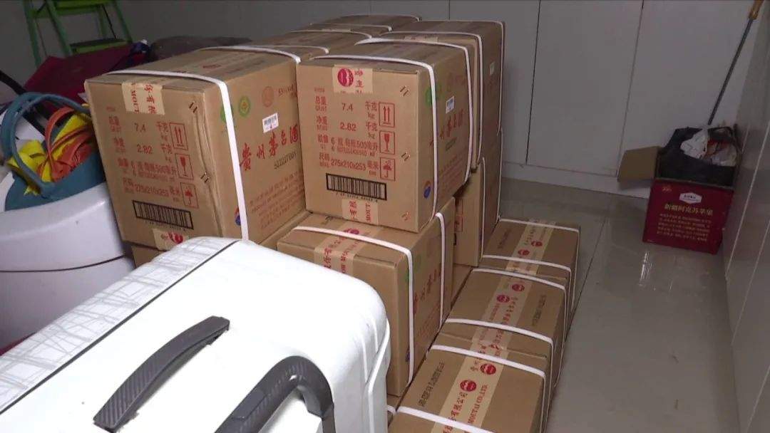 万元茅台酒不翼而飞！监控拍到三名年轻男女鬼鬼祟祟，门锁却没有破坏痕迹