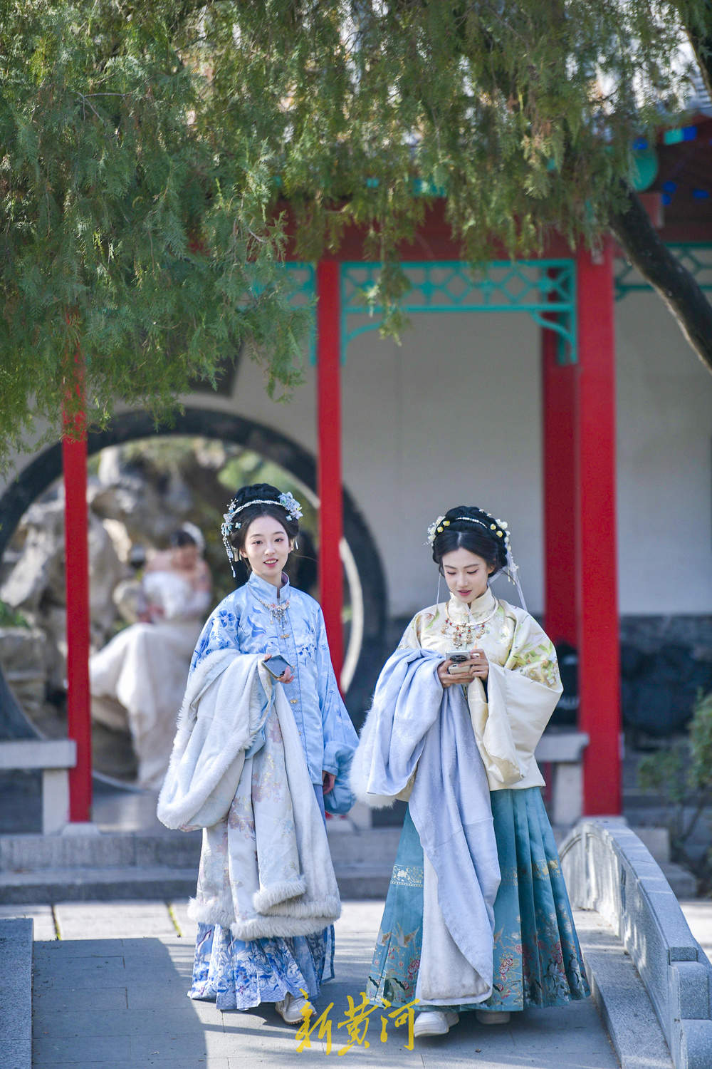济南大明湖南岸遐园冬日迎汉服热 古风园林成打卡胜地