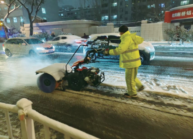 晚间主城区积雪厚至15厘米 泉城一夜“雪无”的硬核浪漫
