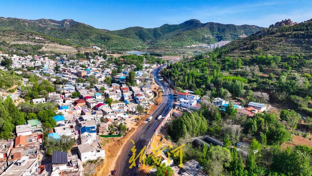 济南市区通往南山的乡村路露新貌，双向四车道串起沿线五村落