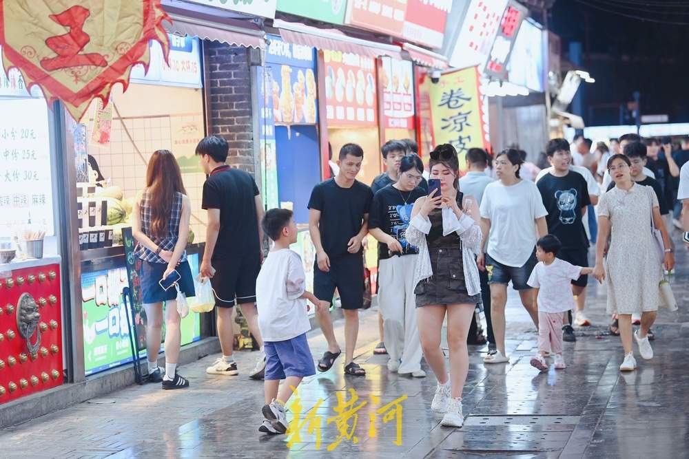 一年四季 泉在济南丨济南宽厚里烟火气点亮“夜经济”