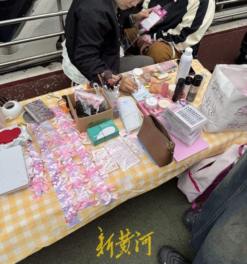 周杰伦济南演唱会火热开唱,奥体外“应援妆”摊位人气旺