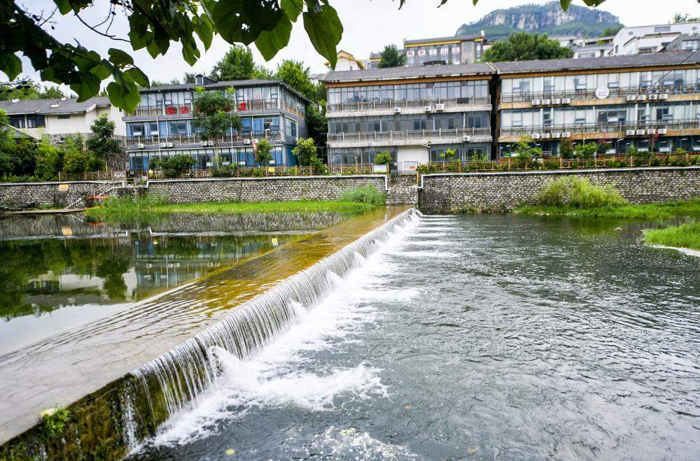 南部山区雨后水位上涨 锦阳川形成激流飞瀑