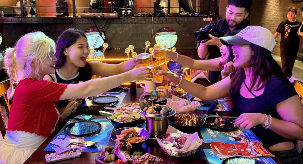 China Cool 盛夏出圈丨赏山海、访圣地、品美食 老外在山东体验清凉夏日