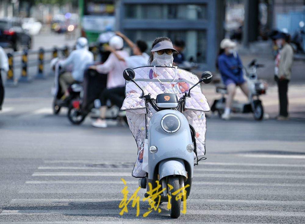 泉城持续高温，市民防晒出行“全副武装”