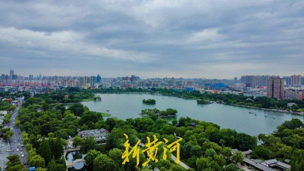 乌云长驱直入济南上空，午后强对流蓄势待发