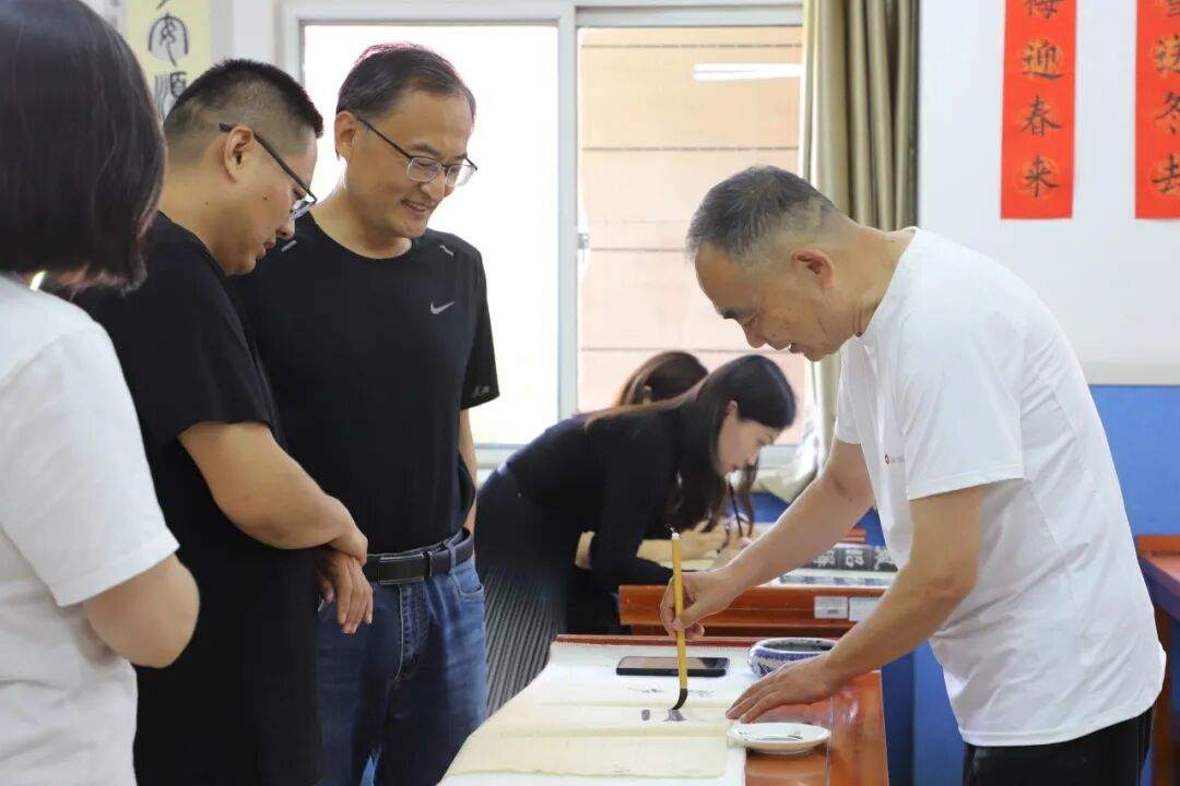 翰墨润童心 墨香伴成长——长清湖实验学校魏碑楷书名家课堂圆满举行