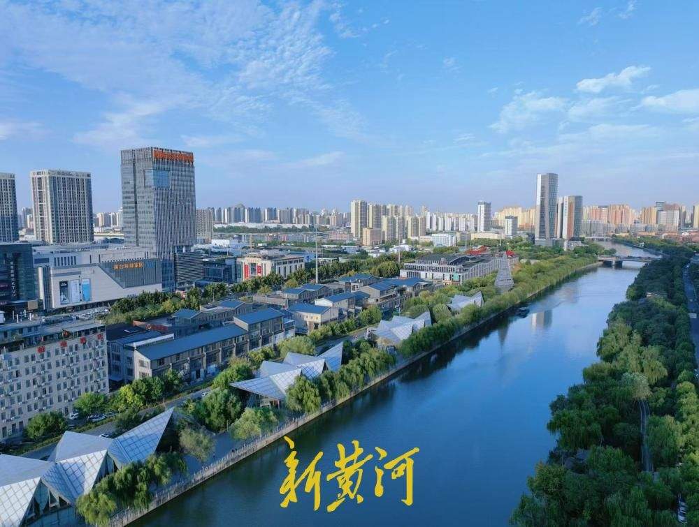 国庆遇上泉城蓝，小清河蓝天白云相映成趣