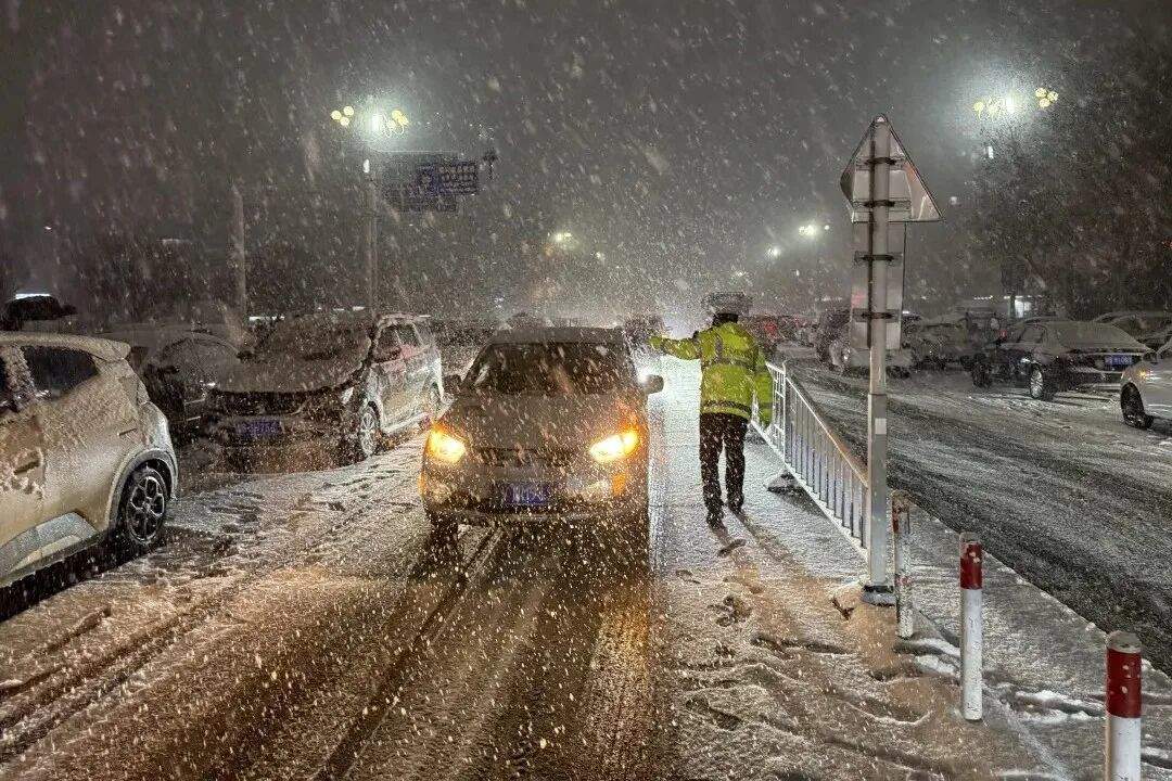 外交部点赞!山东交警街头为过往车辆擦雪,暖了一座城