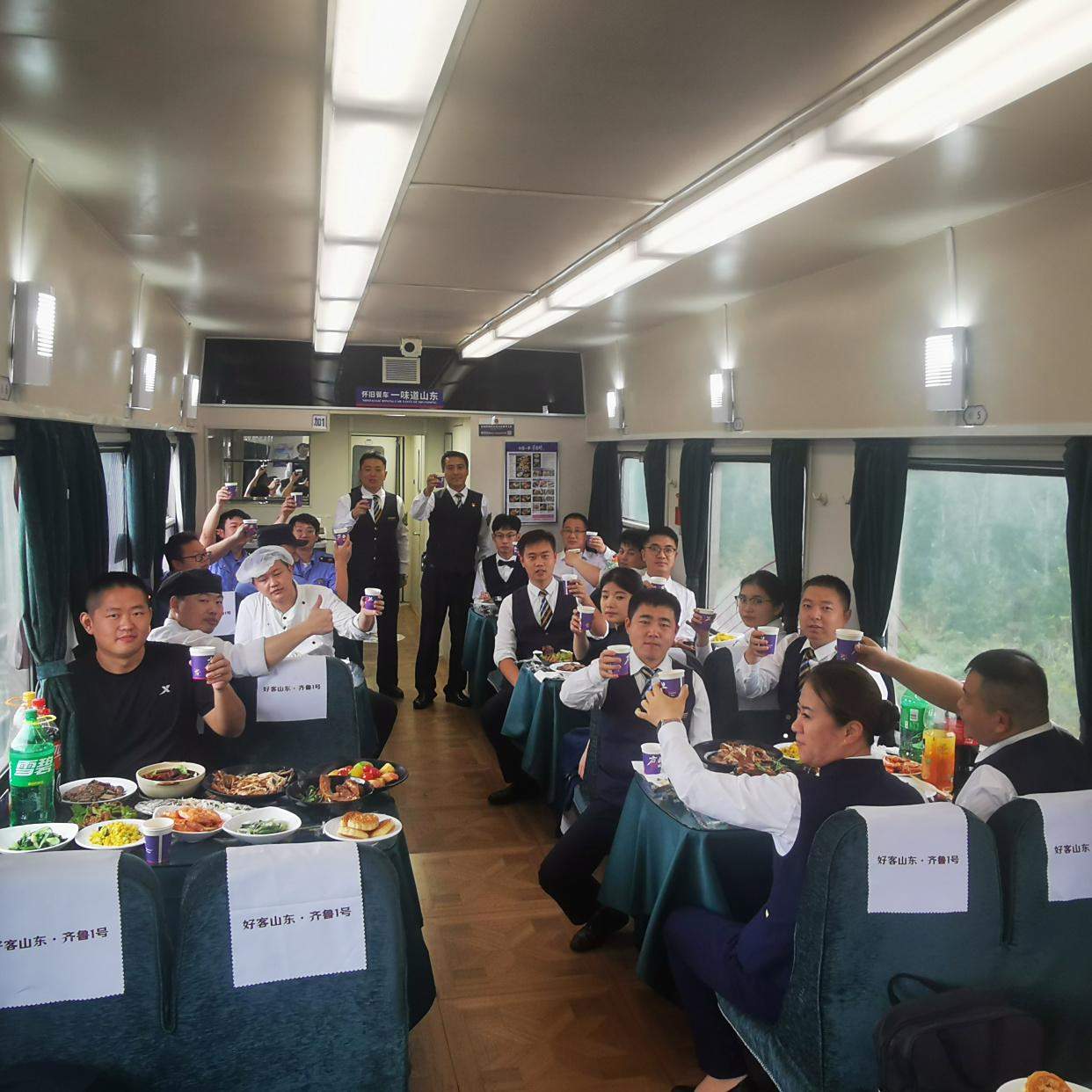 月满中秋夜 温情满归途——济南客运段广州车队乘务人员坚守岗位共度别样团圆节