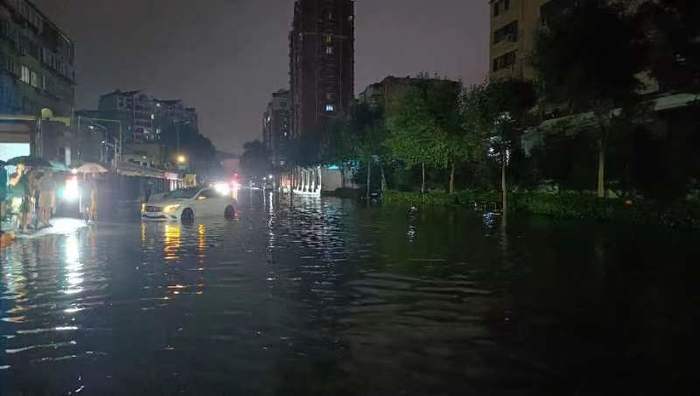 暴雨突袭,车辆被困!济南消防员奋战6小时"硬核"守护