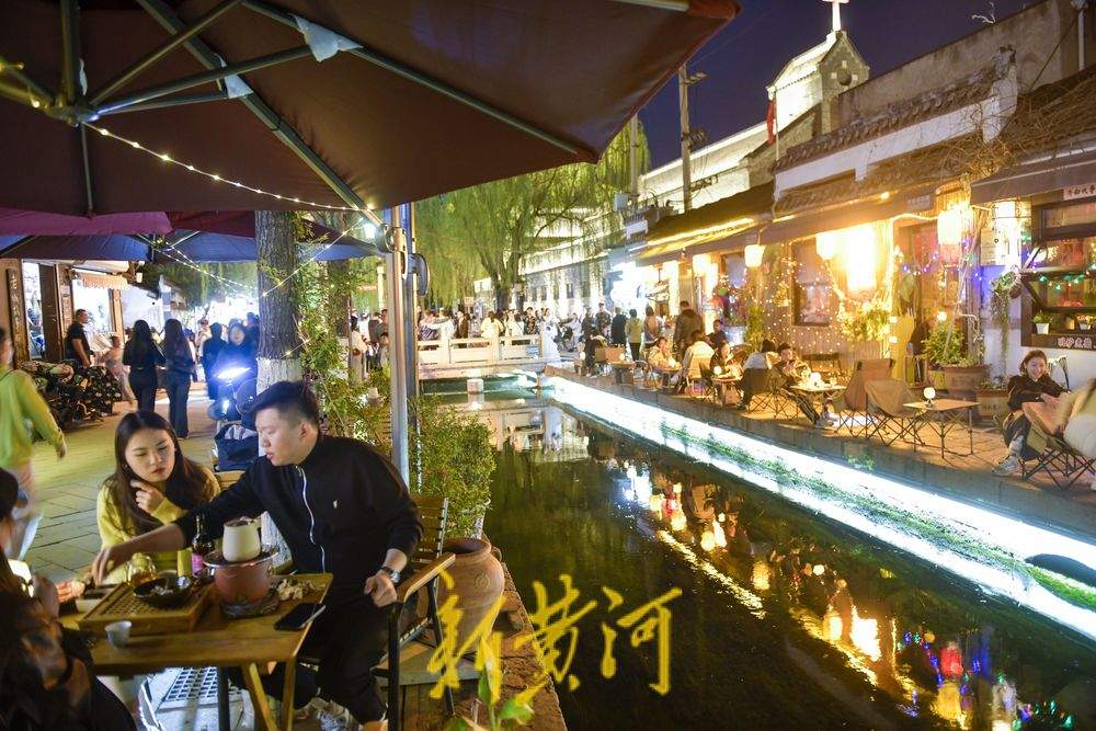 “泉”在济南过五一丨夜游泉城老街，感受泉水泡茶“市集”