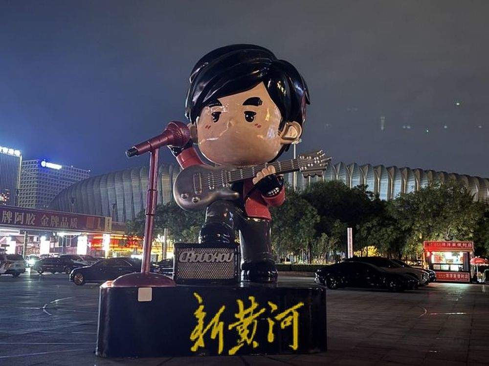 济南首个“周同学”IP雕塑现身奥体中心，7处商圈将陆续推出IP形象打卡地