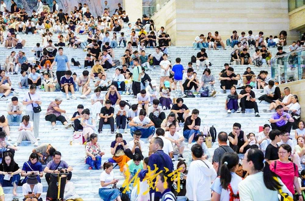 泉城烈日炙烤，最高温度破35℃，不少市民来博物馆纳凉