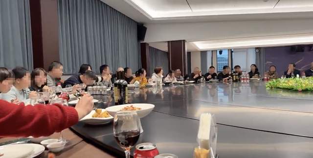 浙江一餐厅大圆桌可坐55人，网友调侃“有些菜，一旦错过就不再”；餐厅回应：同一道菜会点两至三份分开放，年底人多，需提前3天预定