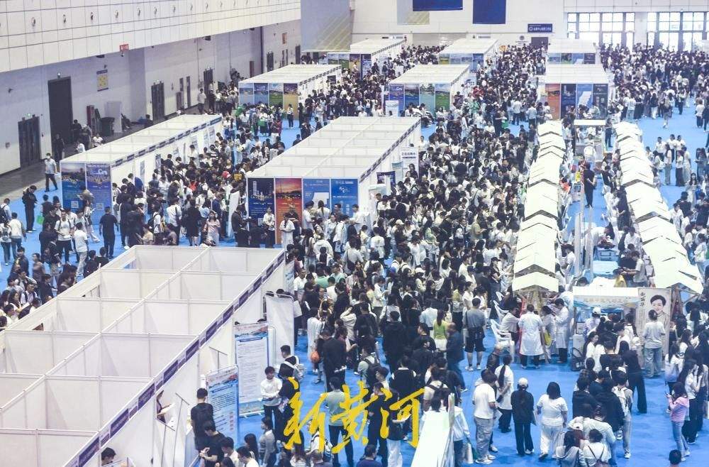 数万求职者涌入人才招引大会 16大专区精准对接