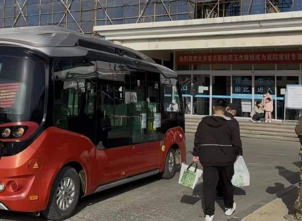 济南有个公交站，直接设在了医院里！