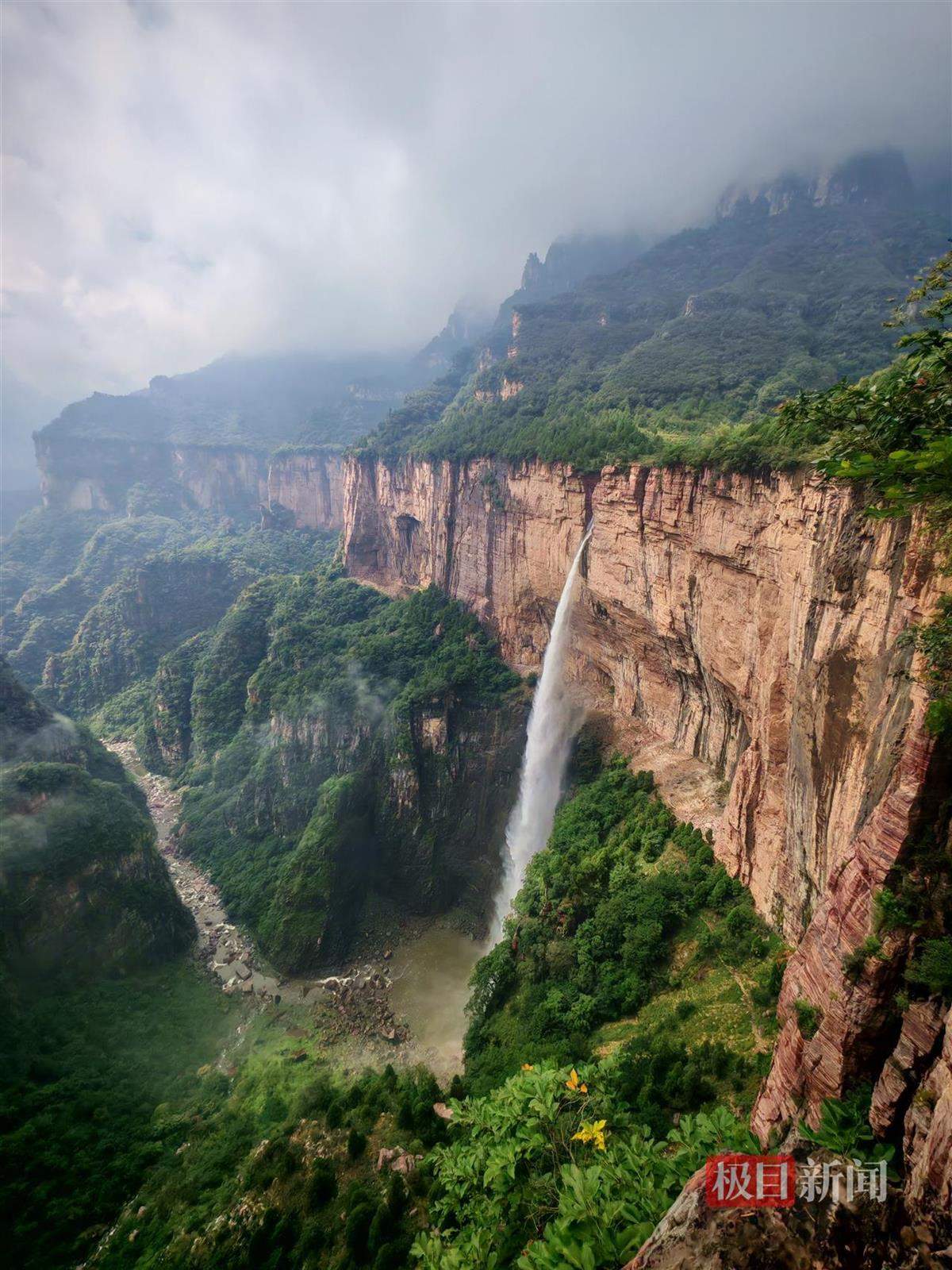 等了一年的“南太行第一瀑”老龙口瀑布今年首次出水,落差近300米,仅持续三天