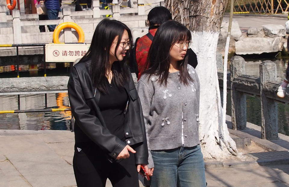 济南气温快速回升，市民游客提前秀春装