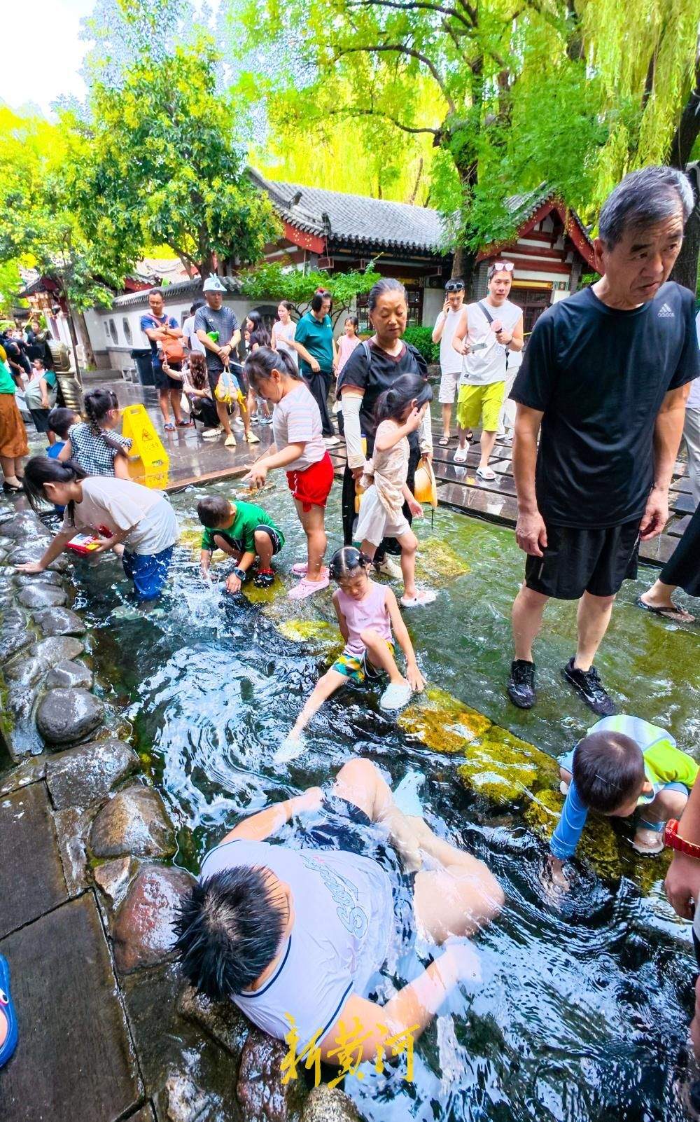 高温天气持续，“清泉石上流”景观迎来纳凉客流高峰