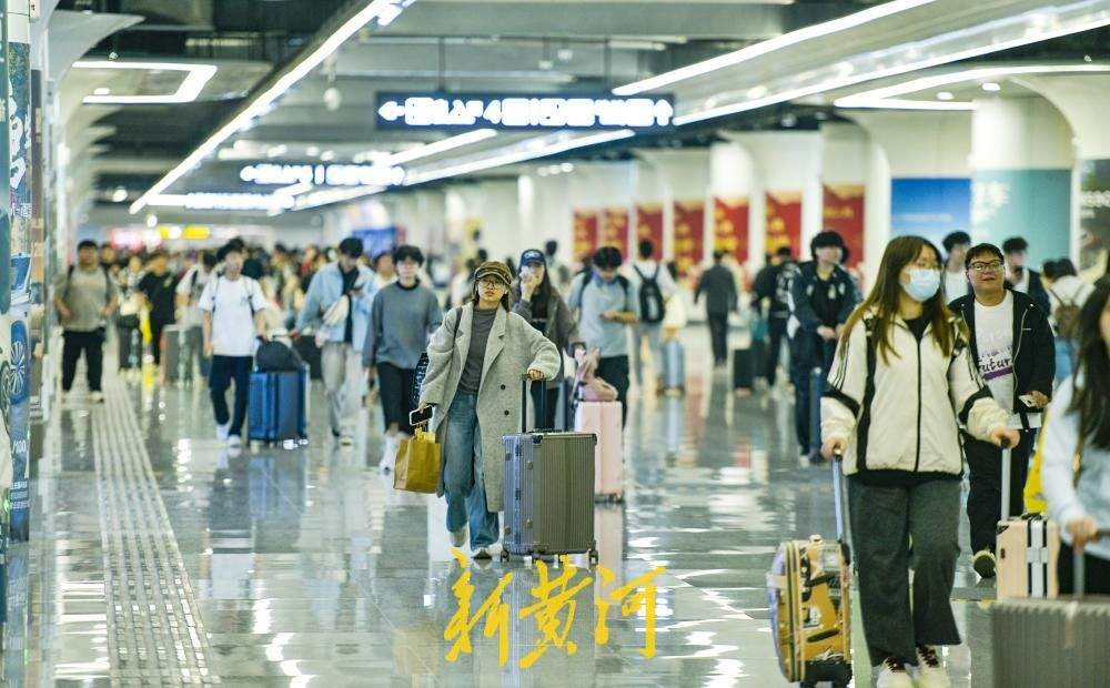 济南最长地铁换乘通道内人潮涌动堪比春运